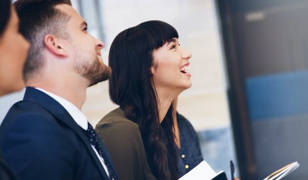 Comment l'humour nourrit-il le tissu social ?