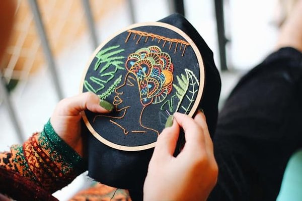 Comment concevoir des motifs de broderie inspirés des enluminures médiévales ?