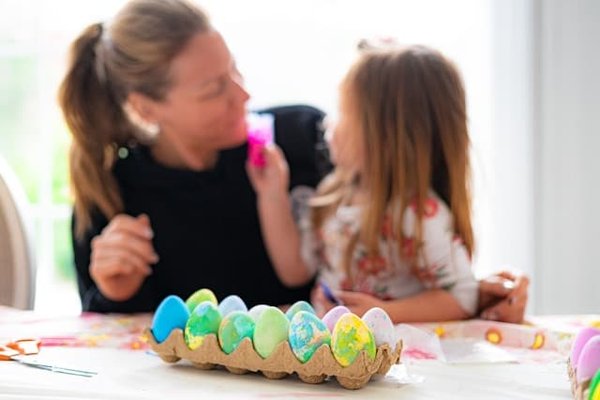 Comment organiser un atelier de bricolage simple pour les enfants à la maison ?