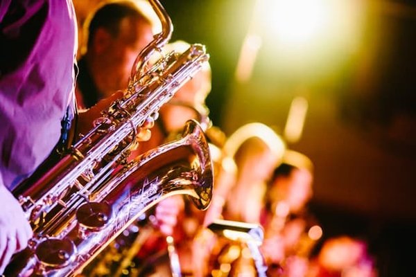 Quelle est l'influence de la musique de jazz sur les arts du XXe siècle ?