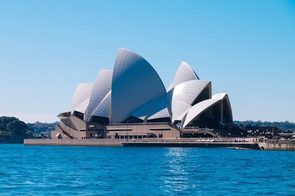 Comment l'architecture médiévale a-t-elle évolué en Europe ?