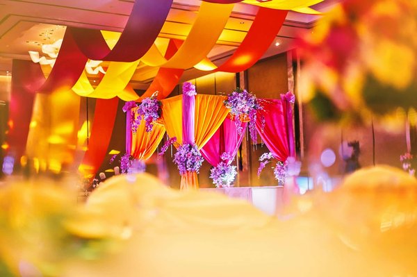 Jets de scène pour votre mariage : Faites étinceler votre grand jour !